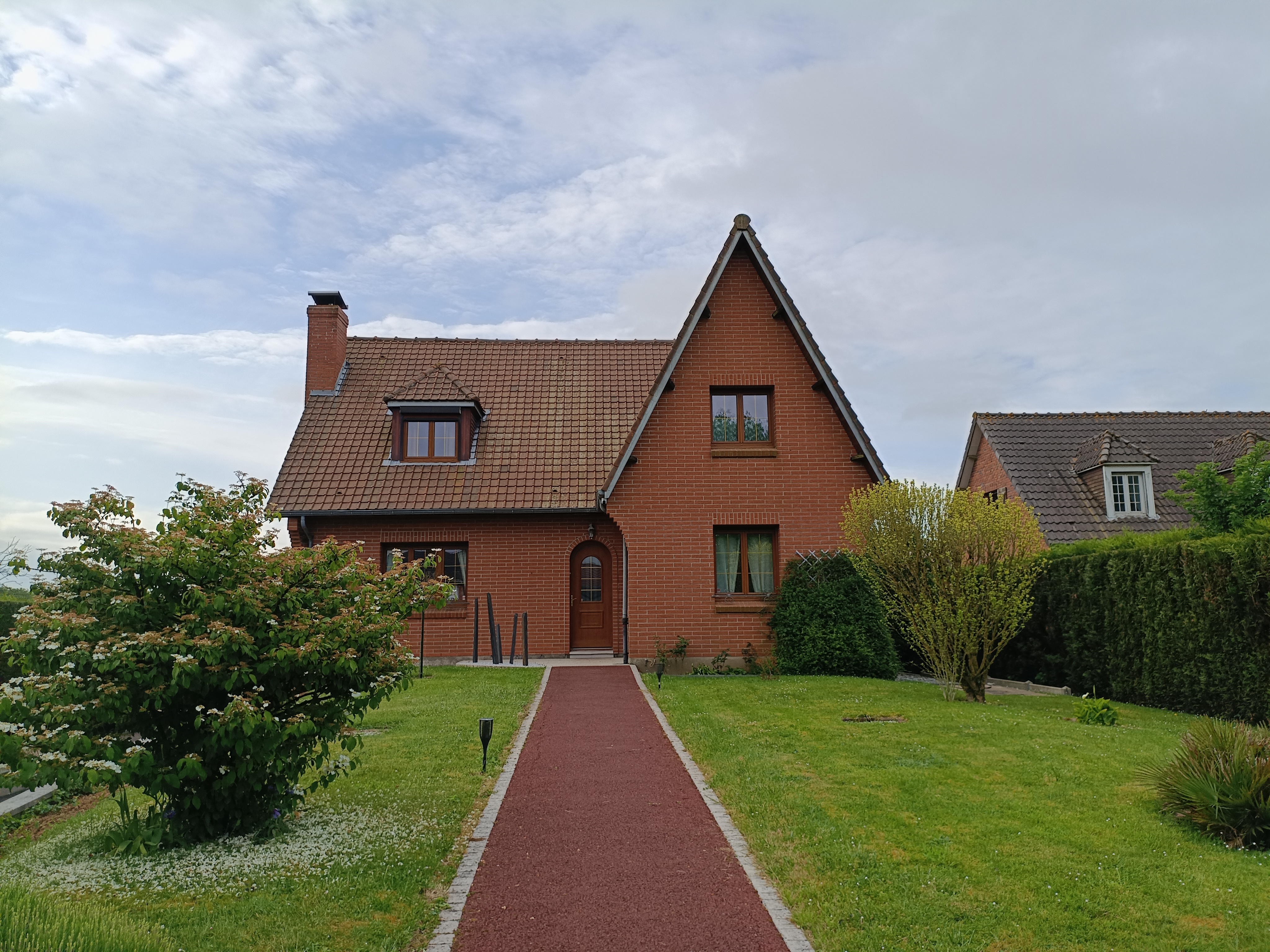 Maison en brique dans la campagne d'Arras — classée C au DPE, exemple de bon bâti thermique en Artois